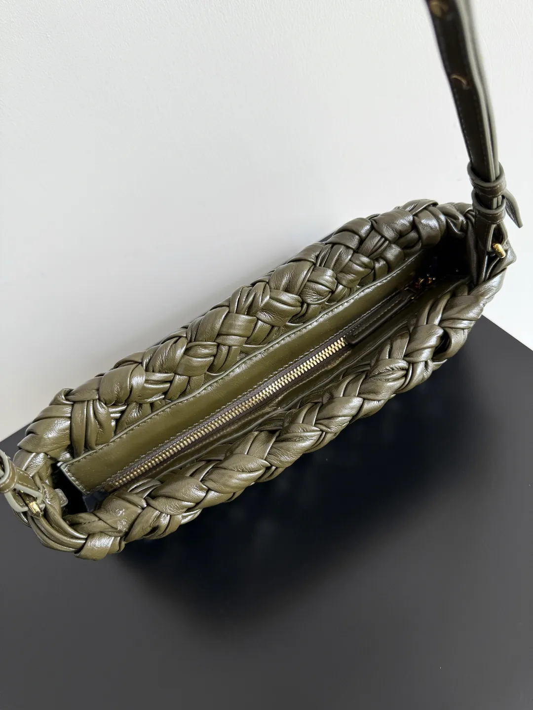 Batch 2560 BottegaVeneta's latest Kalimero cha cha fashionable chacha woven handbag, a solid product! This is really not easy to make. The oil-waxed cowhide used requires craftsmen with more than 10 years of experience to produce the effect. The hand-knitting process is very difficult and time-consuming. It is a very heavy-duty product. It has a unique texture and is worth buying. The length of the shoulder straps is also perfectly adjustable. Style number: 785780 Size: 28.5*15*6cm